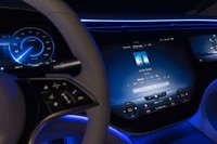 「MBUXハイパースクリーン」のセンターディスプレイではメニューを掘り下げずとも必要な項目に到達できる「ゼロレイヤー」を実現。AIの学習能力を使い、ユーザーに先回りして必要な機能を必要なときに表示するようになっている。