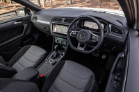 内装デザインや装備はベースとなった「Rライン」に準じたもの。「アクティブインフォディスプレイ」と呼ばれる12.3インチのメータークラスターを標準装備している。