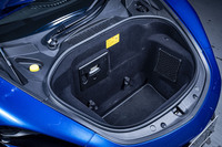 フロントに備わる容量160リッターのトランクルーム。リアには積載スペースはなく、あとはキャビン内の収納スペースに荷物を置くこととなる。