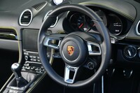 スポークが肉抜きされた「GTスポーツステアリングホイール」を装備。「スポーツクロノパッケージ」が標準のため、ドライブモードセレクターも付いている。