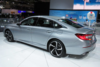 独立したトランクを持ちながら、ハッチバックやクーペを思わせるスタイリングとするのが、今の北米におけるセダンのトレンドのようだ。