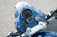 計器類は機械式の速度計にモノクロのインフォメーションディスプレイの組み合わせ。右手前に備わるのは、ナビゲーションアプリ「トリッパー」の道案内などを表示するディスプレイだ。