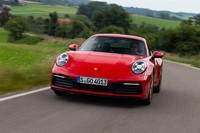 992型「991」では全車ともワイドボディーに一本化。「カレラ」では従来型よりもフロントセクションの車幅が45mm拡大している。