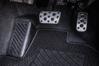 ゴム製のすべり止めが組み込まれたアルミ製のアクセル＆ブレーキペダルを標準で装備。これらは純正アクセサリーや他グレードのオプションアイテムとしても用意されない、「ヤリス クロスGRスポーツ」の専用アイテムとなる。