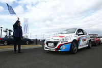 先導車は「プジョー208GTi」。ドライバーは今季の全日本ラリー選手権でシリーズ2位の川名 賢選手。