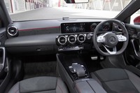 2段になったダッシュボードが特徴的なインテリア。ジェットエンジンのタービンを模したエアコン吹き出し口も特徴的。