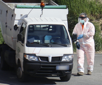 ごみ収集車の職員も防護マスクで業務にあたっている。筆者撮影。