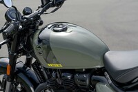 燃料タンクは、今日では珍しいぐらいに素直なデザインの涙滴型。容量は13.8リッターだ。