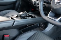 フローティング構造のセンターコンソールを採用。ブリッジの下には収納用トレーとHDMI端子が備わっている。