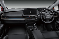 水平基調のシンプルなダッシュボードに、独立したセンターディスプレイや液晶メーターパネルが配置された新型「プリウスZ」（PHEV）のコックピット。写真の内装色は「グラディエントブラック」と呼ばれるもの。