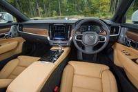 本革、そして本物のウッドがふんだんに用いられたインテリア。配色はボルボ車らしい温かみを感じさせるもの。