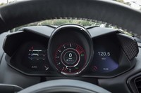 メーターパネルは表示エリアを3分割したフル液晶タイプ。複雑な形状のフードがユニークだ。