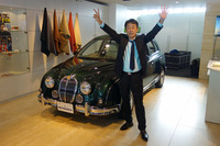 光岡自動車の光岡章夫代表取締役社長。手の指で“25”を表現している。