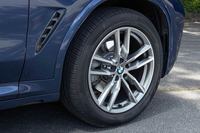試乗車には245/50R19サイズの「ピレリ・チントゥラートP7」ランフラットタイヤが装着されていた。ホイールは「Mライトアロイホイール・ダブルスポークスタイリング698M」と呼ばれる標準装備のアイテム。
