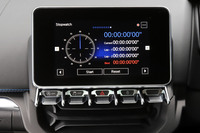 インストゥルメントパネルの中央には7インチモニターが配される。カーナビの機能はないが、ストップウオッチやブースト計、Gメーター、パワーメーターなどが表示できる。