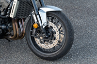 タイヤサイズは、前が120/70ZR17、後ろが180/55ZR17。試乗車は、ウエット路面にも対応したブリヂストンのスポーツタイヤ「バトラックス ハイパースポーツS22」を装着していた。