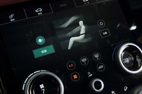 こちらはエアコンの設定画面。左右のダイヤルは設定する項目に応じて割り当てられる機能が変化する。