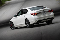 2019年7月のマイナーチェンジで「日産スカイライン」に追加された新グレード「400R」。専用チューニングの3リッターV6ターボエンジンを搭載した。パワフルな高性能モデルだ。