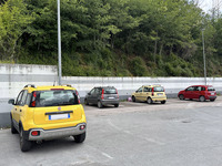 「フィアット・パンダ」の2代目と3代目が2台ずつ。2023年春、シエナのディスカウントスーパーの駐車場にて。