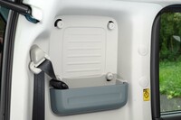 荷室の側面（左右とも）にはクオーターポケットが付いている。