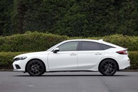 先代に対して、全長は30mm、ホイールベースは35mm延長。ショルダーラインを低めにとることで、後席における開放感にも配慮した。