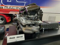 F1のパワーユニットは、2014年から1.6リッターV6エンジンと2種類の発電機兼モーター（MGU）を合わせたハイブリッド式。2022年8月に承認された、2026年からのレギュレーションでは、MGUのうち熱エネルギー回生用の「MGU-H」が廃止される一方、運動エネルギーを電力に変える「MGU-K」の出力を3倍にアップさせることが決まっている。内燃機関と電気モーターが同じ程度の出力を担うことになり、モーターや電力制御のノウハウを市販車に応用することも期待されている。写真は2019年シーズンのF1を戦った「ホンダRA619H」。（写真：柄谷悠人）
