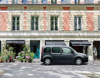 あえての“商用車スタイル”が魅力　「ルノー・カングー」にグレーの特別仕様車が登場の画像