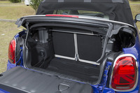 クローズ状態で「EASY LOAD」と書かれたレバーを操作すると、ソフトトップの後端が持ち上がり、荷物の積み込みが楽にできる。