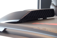 ダート走行時にクリーンな空気を供給するためにエアスクープはルーフ後端に設けられている。