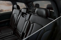 黒でコーディネートした「アウディQ7」限定発売の画像