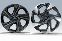 ホイールサイズは「ツーリング」（左）が17インチなのに対し、「リミテッド」は18インチ。デザインも、前者はダークメタリックのモノトーンだが、後者はそこに切削光輝加工を施したツートンとなっている。