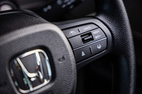 ステアリングホイールは新デザインの2本スポークタイプ。右側スポーク部にアダプティブクルーズコントロールの操作スイッチが集中配置される。