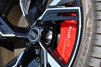 写真の22インチホイールは34万円のオプション。試乗車はさらに、130万円のセラミックブレーキを装着していた。ブレーキキャリパーの色は、写真のレッドのほかにブルーも選べる。