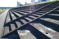 往年の姿を保つコンクリート製の観客席。戦前に建設されたサーキットの観客席がそのまま残っているというのは、世界的にみても希有（けう）な例だという。