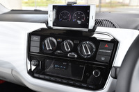 センターコンソールの下方には、5インチカラーディスプレイを用いる純正インフォテインメントシステム「Composition Phone」が備わる。