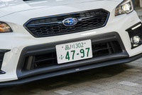 今回の改良で大幅に意匠が変更されたフロントバンパー。開口部の大きさが強調された台形のロワグリルと、アッパーグリルに追加された横バーが目を引く。