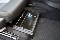 48V電気システムの駆動用バッテリーは運転席の下に隠されている。