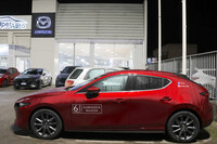 手前は「マツダ3ファストバック」。車体側面に記されているとおり、マツダモーター・イタリアは2023年4月から車両の保証期間を、従来の3年・10万kmより6年・15万kmに延長した。