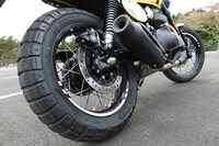 オンロードでも存外に快適だった、印MRFのデュアルパーパスタイヤ。復路の高速道路では、舗装のつなぎ目や目地段差に適度に鈍感なところも、疲れた記者には大変ありがたかった。