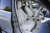 シートはもちろんのこと、シートレールやフロアカーペットまで、すべて「ネバグレー」でコーディネート。カタログを見ると黒内装でも同じように徹底されていることが分かる。