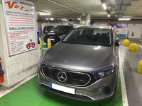 【写真C】シエナの駅前。いつもはガラガラのEV専用スペースで「メルセデス・ベンツEQA」と「アウディe-tron 50クワトロ」がチャージ中だった。2021年9月に撮影。