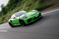 動力性能については、0-100km/h加速のタイムが3.2秒、最高速が312km/hと公表されている。