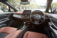 「G“モード ブルーノ”」では、ブラウン系のインストゥルメントパネルやシート、コンソールボックスが採用されている。