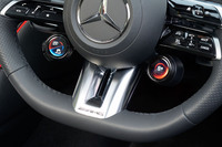 AMGパフォーマンスステアリングは走行用の各種セッティングが可能なダイヤル＆タッチスイッチ付き。リムはナッパレザー巻きだ。