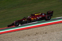 世界選手権が始まった1950年の第2戦モナコGPでデビューしたフェラーリは、どのチームも成し遂げたことがない参戦1000戦目をお膝元ムジェッロで迎えた。1951年の第5戦イギリスGPで初優勝して以来、積み重ねてきた勝利数は238。歴代2位のマクラーレンを56勝も突き放す孤高の1位である。コンストラクターズタイトル獲得16回、ドライバーズタイトル15回という輝かしい戦績を誇る最古参のミレニアムなメモリアル。最初の1戦目を戦った「フェラーリ125」のカラーリングである「バーガンディーカラー」に彩られた特別仕様のマシンやレーシングスーツで節目を演出した。晴れ舞台のトスカーナGPで、シャルル・ルクレール（写真）が健闘し予選5位を獲得。レースではスタートで3位にジャンプアップするも、今季型マシンの力量ではポジションを維持できず。何とか8位でポイントは獲得した。（Photo=Ferrari）