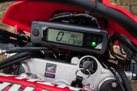 日中の視認性にも配慮したという、黒文字・白液晶の小型メーター。