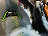 シートのバックレスト。外装に走るネオンカラーのアクセントは、内装にも反復されている。