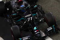 前戦サキールGPで、欠場したルイス・ハミルトンの代役だったジョージ・ラッセルにお株を奪われてしまったボッタス（写真）は、自信回復のためにも最終戦をいい調子で終えたかった。チームとしても来季も残留するボッタスがスランプに陥っては困る。メルセデスのトト・ウォルフ代表は「みんなついてるぞ」と無線で応援。向かった予選では暫定1位となるも最後にフェルスタッペンに先を越され僅差でポールを逃し、今季9回目の2番グリッドとなった。レースでは2位をキープするも、メルセデスはパワーユニット、特に「MGU-K 」の信頼性に不安を抱えており、王者チームのキレのある走りは見られず。レースもチャンピオンシップも2位で終えることとなった。（Photo=Mercedes）