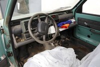 内部。大きな部品を搭載するため、助手席は取り外してある。