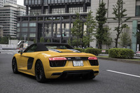 リアまわりは、左右コンビランプの間にハニカムグリルを装着するなどして、クーペモデルとの差別化が図られている。